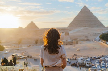 2 Days trip to the white desert and Giza Pyramids from Alexanderia Port