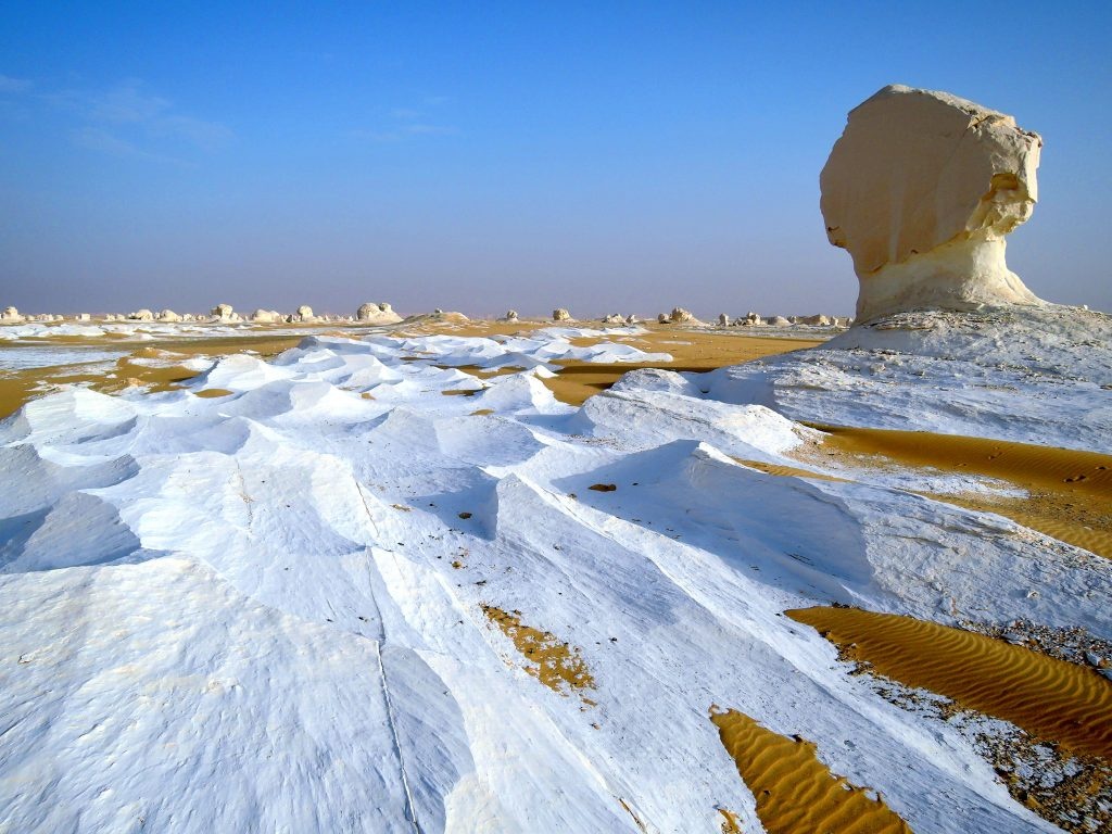 Tour de 3 días al Desierto Blanco y la cueva de Djara desde El Cairo