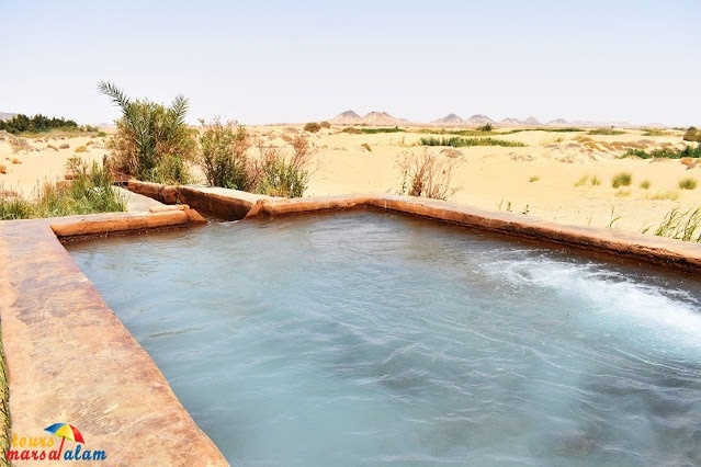 Tour de 4 días al Desierto Blanco con la cueva de Djara y el Oasis de Bahariya desde El Cairo