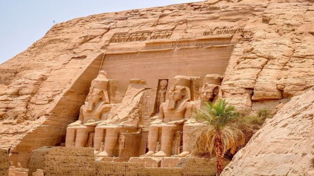 Tour nocturno a Abu Simbel y Asuan desde Luxor