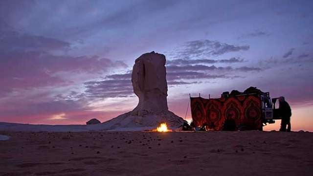 Una noche de campamento en los desiertos blanco y negro desde El Cairo