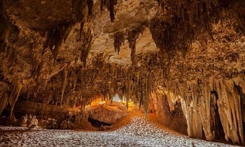 Tour de 4 días al Desierto Blanco con la cueva de Djara y el Oasis de Bahariya desde El Cairo