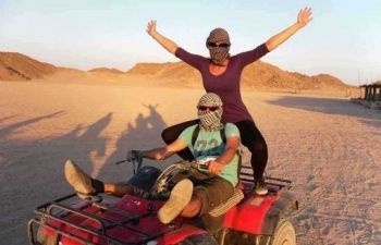 Excursion de Safari al atardecer por el desierto de El Gouna en Quad