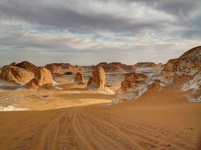 Tour di due giorni alloasi di Bahariya e al deserto bianco del Cairo