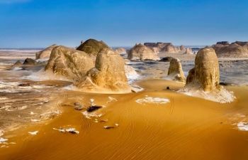Escursione di due giorni nel deserto bianco e nelloasi di Bahariya con partenza da Luxor.
