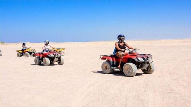 Makadi woestijn Zonsondergang Safari trip per quad